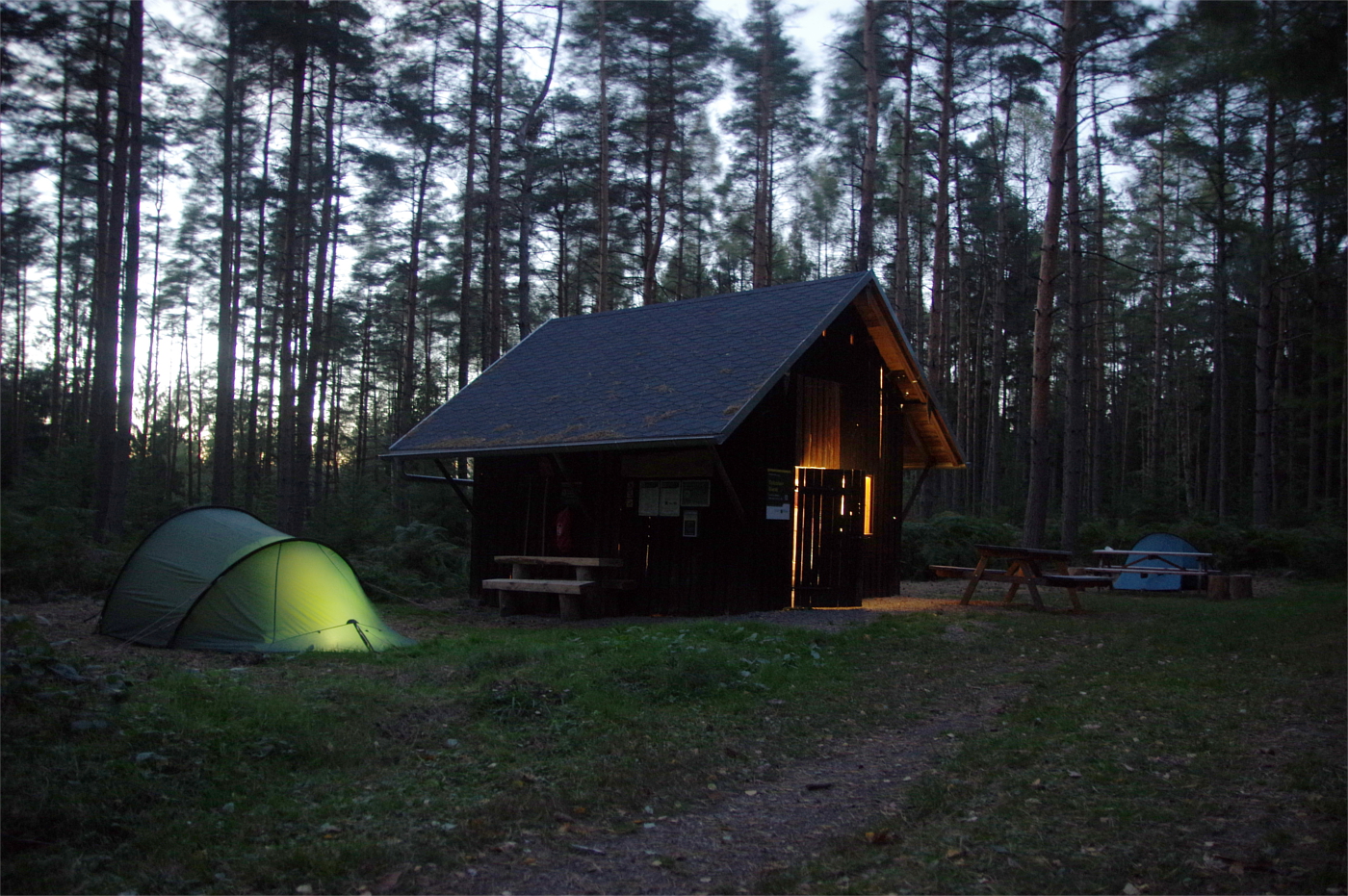 Hütte und Zelte in Wald (c) HLandgraf