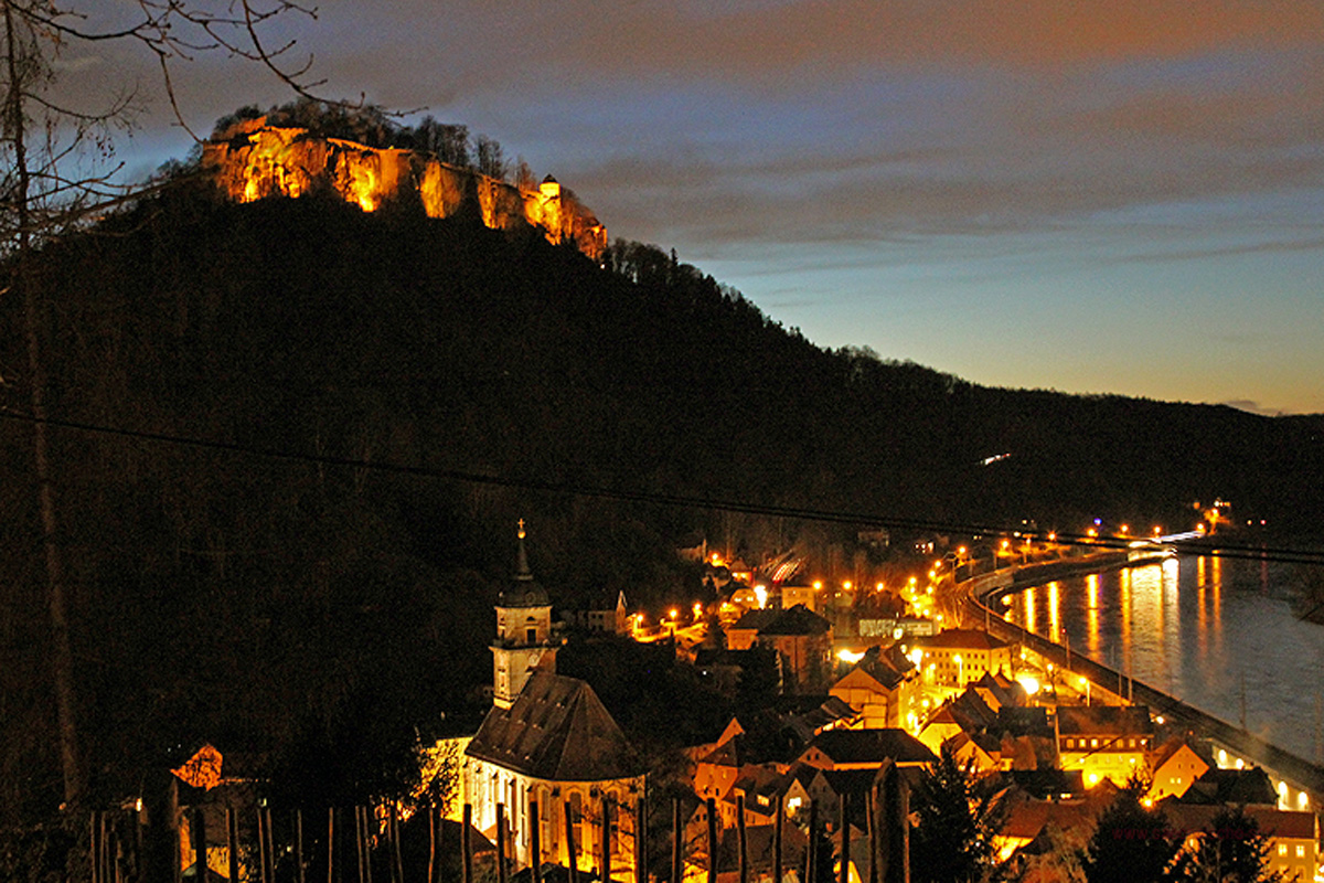 Festung und Stadt Königstein am Abend.