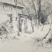 Schwarz-Weiß-Skizze eines alten Holzhauses mit Strohdach, umgeben von Bäumen und hohem Gras, im Hintergrund ist ein Zaun zu sehen und rechts ein großer Baumstamm.